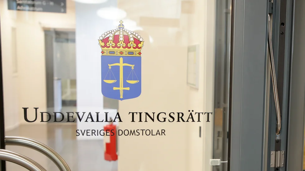 Två män åtalas vid Uddevalla tingsrätt efter ett våldsamt bråk på en parkering. En av männen sköt flera skott med en pistol. Arkivbild.