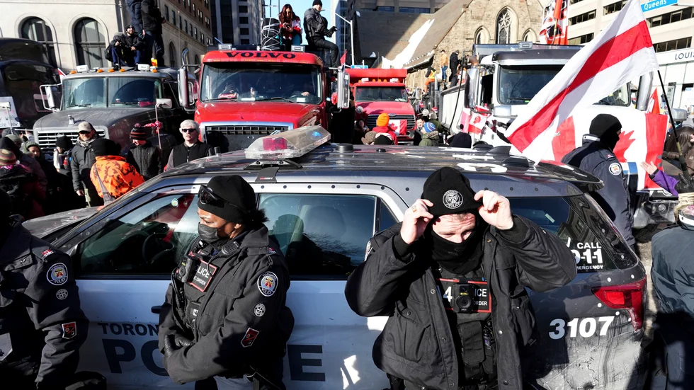 Lastbilar i centrala Ottawa blockeras av polis. Bild från i lördags.
