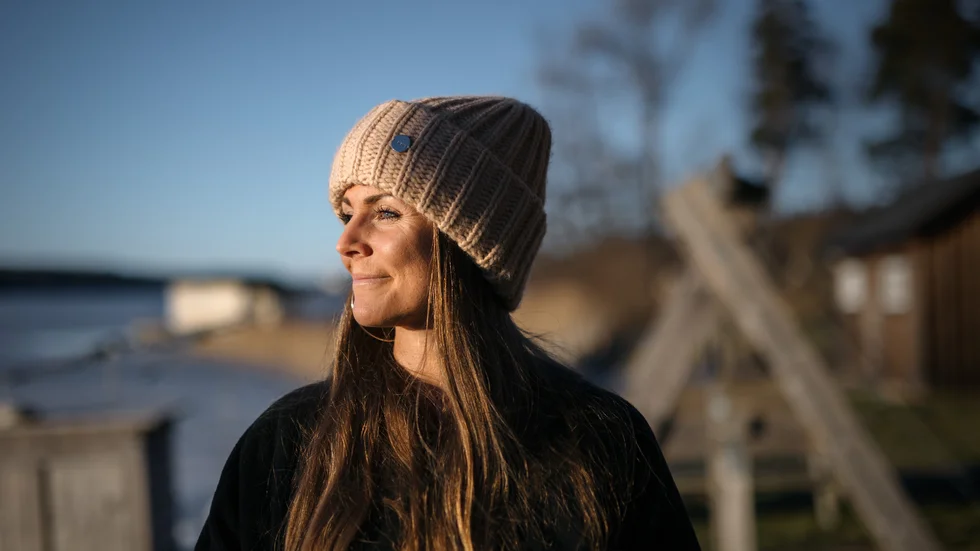 Rachel Bråthén flyttade från den karibiska ön Aruba till Sigtuna för knappt två år sedan. Nu berättar hon om sin "vilda graviditet" och hemfödsel för journalisten Julia Wiræus på Svenska Dagladet, i en dokumentärserie i poddformat.