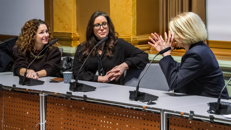 Artister har pressat på för mer och bättre krisstöd den senaste tiden. Här lyssnar Sara Sommerfeldt och Lisa Nilsson när Moderaternas Elisabeth Svantesson presenterar förslag om förstärkt stöd till evenemang och kultur. Arkivbild.