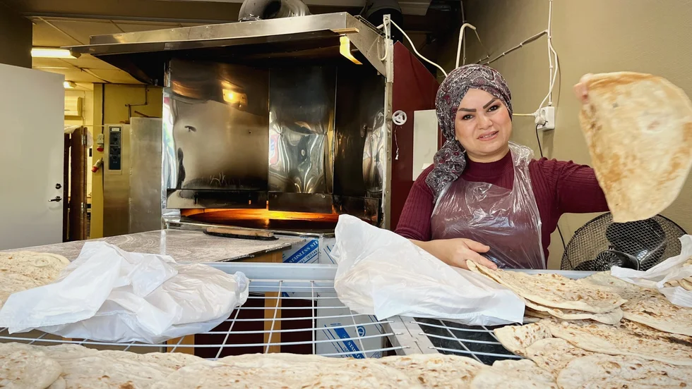 Nina Raouf berättar att hon i sitt hemland var lärare och att hon i Sverige är utbildad tolk. Men trivs ändå med sitt jobb och möjligheten att kunna driva ett familjeföretag.