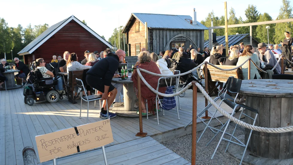 Kommunens Miljö- och tillsynsnämnd förbjuder Beas rökeri och hamncafé i Jävre att sälja sik. (Arkivbild)