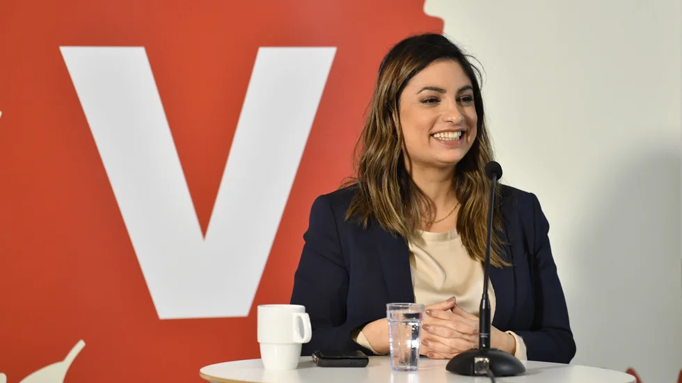 Vänsterpartiets omvalda ledare Nooshi Dadgostar säger att partiet har förändrats, till ett som får saker gjorda. V har enligt henne nu lagt allt som fick folk att prata om ren snackande och passiv rödvinsvänster bakom sig.
