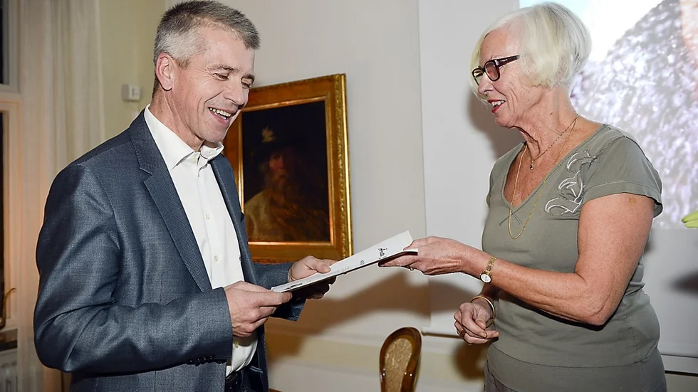 Anders Westermark får pris av Carin Nilsson, nätverket KIL.
