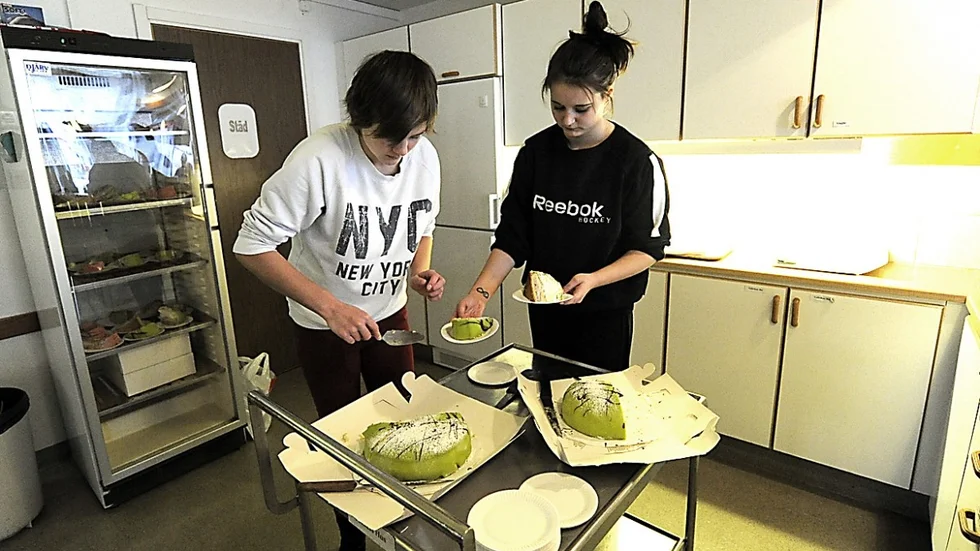 Sandra och Emma Johansen, Ursviken, skar upp tårtbitarna. Senare bjöd de också barn på ansiktsmålning.