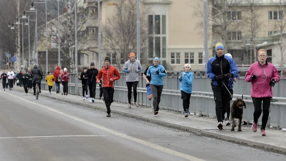 Många deltog under den blåsiga tisdagseftermiddagen. Foto: Roine Sandlén