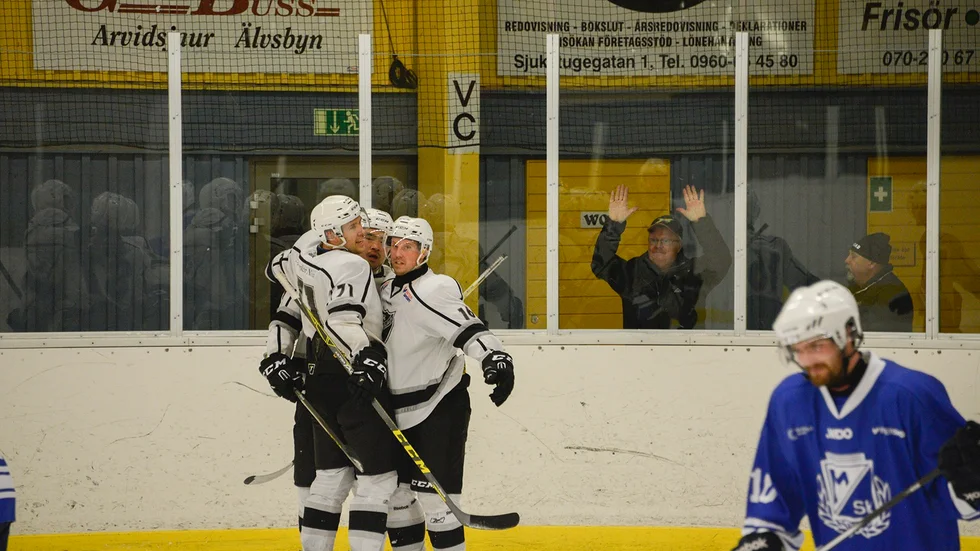 Det dröjde till andra perioden innan första målet kom. Det var Medspelaren Kim Eklund som lirade in pucken bakom Arvidsjaurs målvakt Henrik Borgeryd. Foto: Malin Johansson