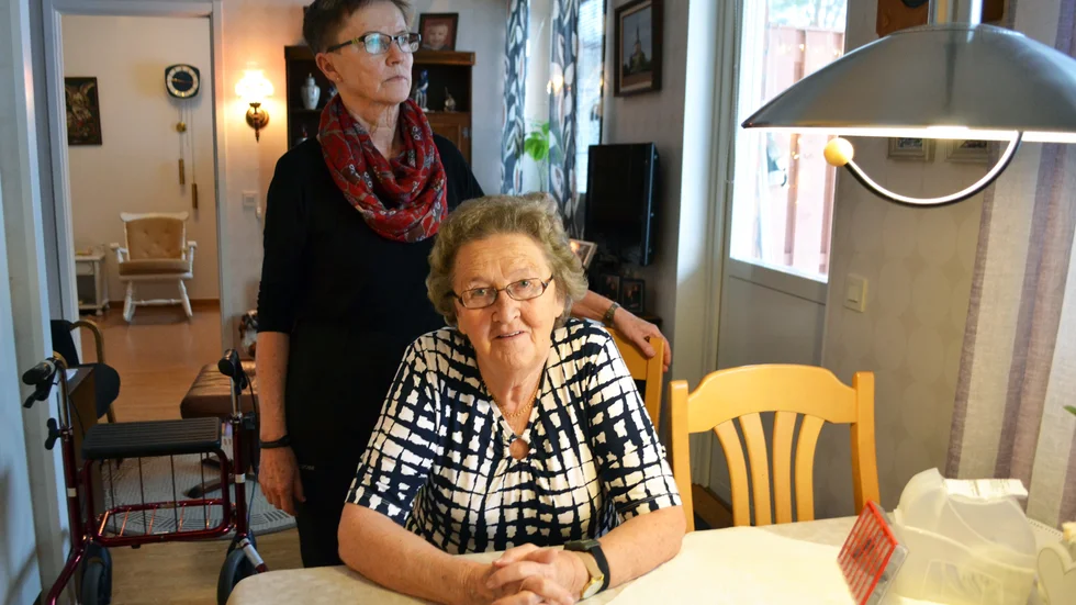 Mindre trygg. Maj-Britt Östlund drabbades av en stöld hemma. Dottern Anna-Karin Eriksson kämpar för att hon ska få ersättning för de stulna smyckena. Foto: Ulrika Andersson.
