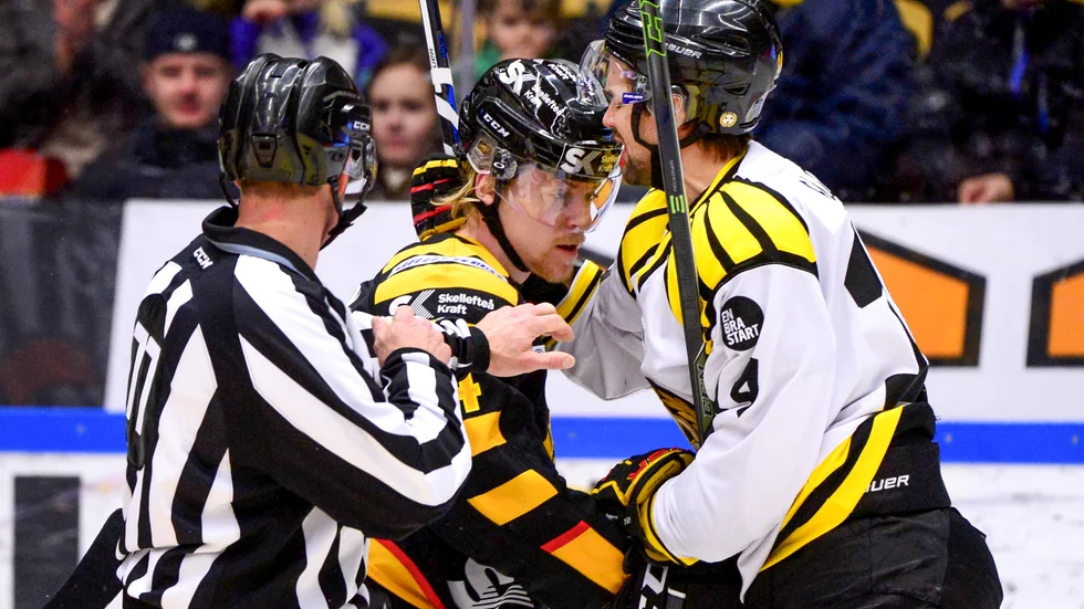Tufft. Gruff mellan Anton Lindholm och Johan Alcén i matchen mellan Skellefteå AIK och Brynäs IF i Skellefteå Kraft Arena. En av många närkamper för Lidnholms räkning.