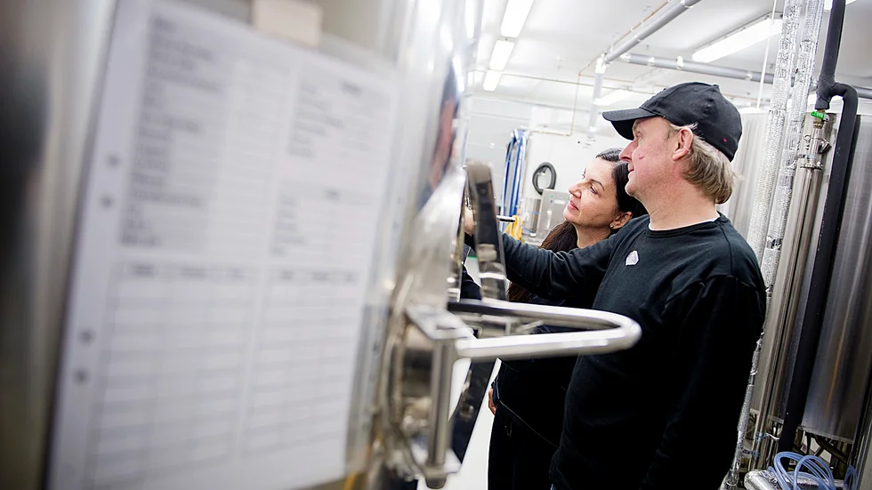 Produktion. Varje vecka tillverkar paret en kubikmeter öl. Foto: Lars Eriksson.