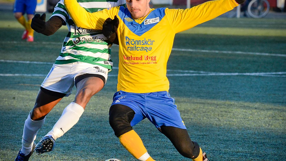TESTAR FF. Alexander Bolin i den gula Rönnskärströjan tränar med FF. Foto: Arkiv Arkiv.