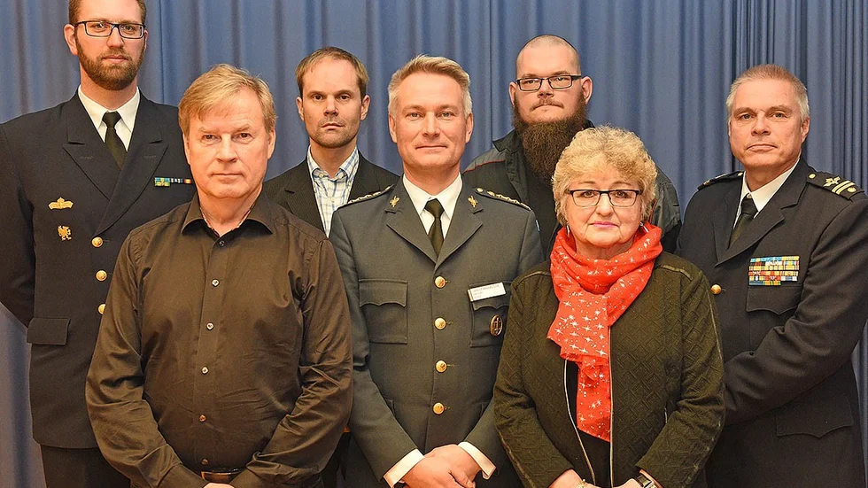 Deltog. Bakre raden, från vänster: Rickard Gustavsson, Mattias Aurelius, Jonas Kriström och Olle Eriksson. Främre raden: Karl-Gustaf Ebbhagen, chefen för garnisonen i Umeå, Jan Demarkesse, och Ann-Charlott Backman.