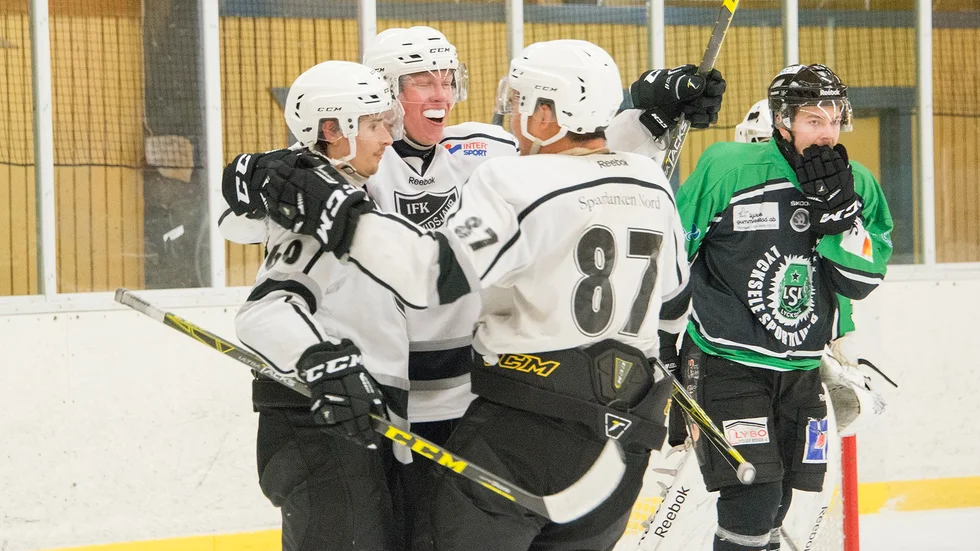 Foto: Göran Westerlund Måljubel. Trion, från vänster, Oliver Eklund, Gustav Emretsson och Daniel Nyström svarade för fyra av målen när Arvidsjaur besegrade Lycksele. Foto: Foto: GÖRAN WESTERLUND.
