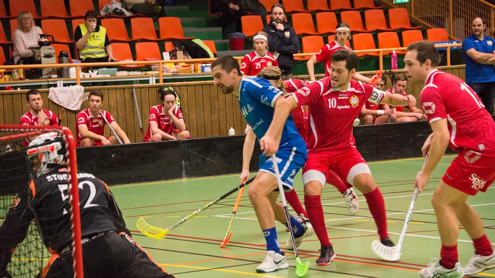 Alexander Milovanovic och hans K 4 IF tog en mycket efterlängtad seger när laget på söndagen besegrade IBK Sundsvall med 10–9. Alexander bidrog till segern med ett mål och massor av energi på planen. Foto: Foto: GÖRAN WESTERLUND.