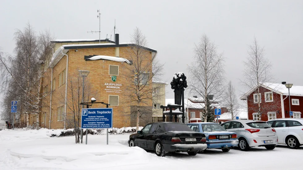 Insändarskribenten undrar varför Arjeplogs kommun anställer chefer som är skrivna i andra kommuner, och får svar direkt.