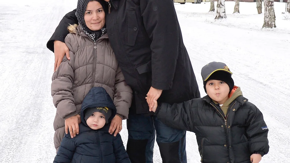 En Familj. Familjen husain Balkhy är nyanlända asylsökande i Jörn. De kommer från staden Kazni i Afghanistan. Pappa Zaker är utbildad civilingenjör och mamma Fatema har arbetat som lärare.