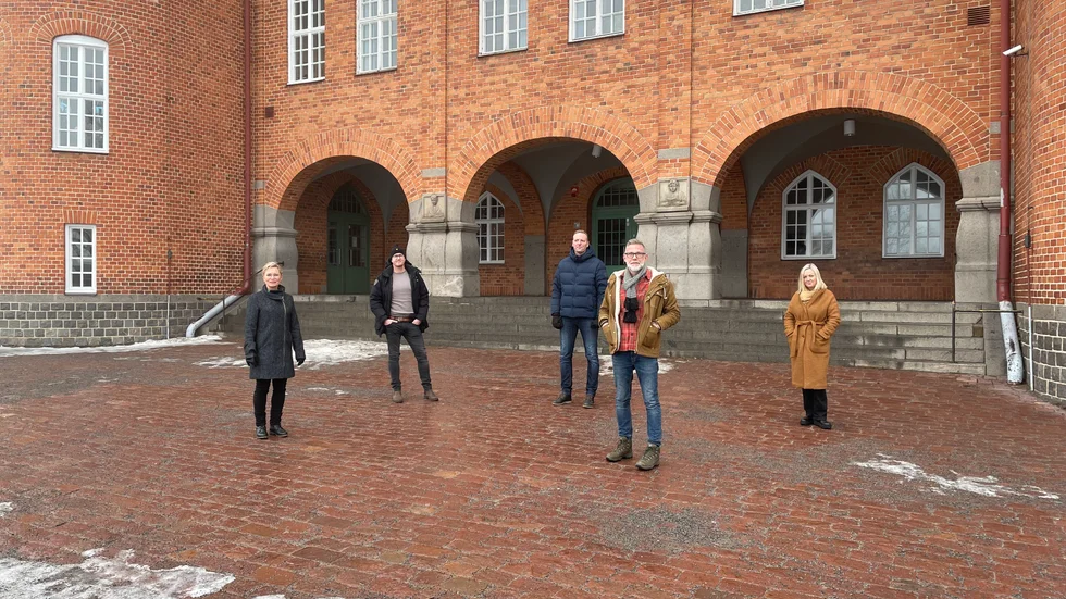 Theres Leidenfors Front, Daniel Hjalmarsson, Mikael Anderot, Matilda Markskog och Fredérick Lindström är föräldrar till barn i årskurs sex på Marieborgsskolan. De är kritiska till hur frågan om ett kommande skolbyte har behandlats.