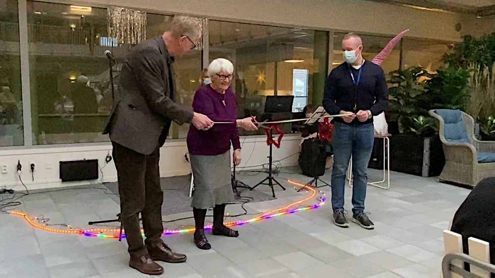 Ulla-Britt Karlstedt fick klippa bandet, som Maths Andersson (L) och verksamhetschef Mikael Andersson höll, och förklara boendet invigt.