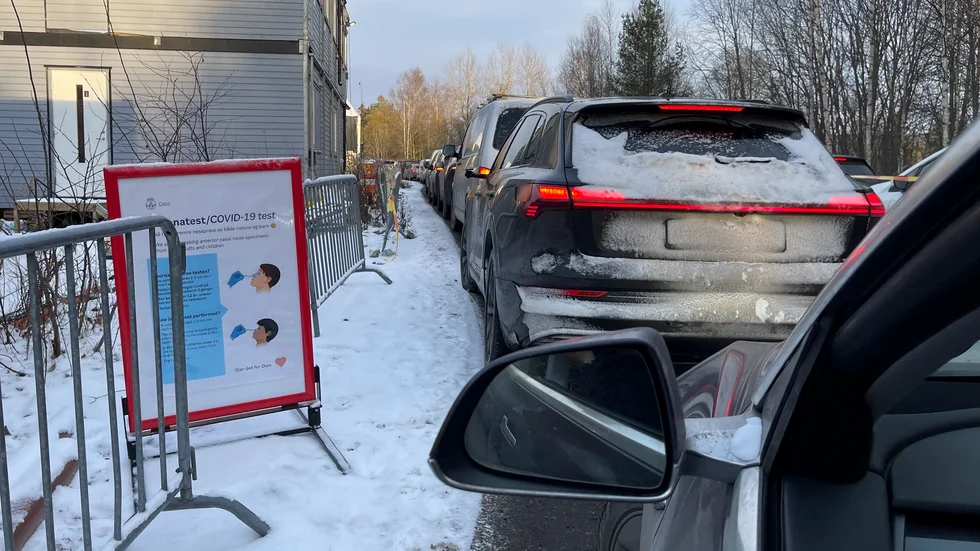 Människor väntar i sina bilar för att testas för covid-19 i Mortensrud i Oslo, i Norge. Arkivbild.