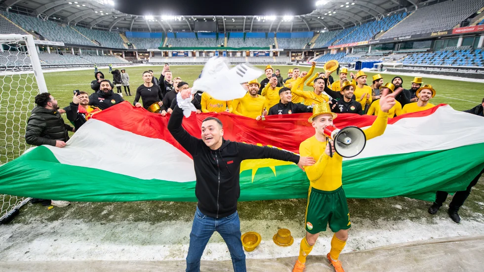 Yasin Aras (längst fram till vänster) firar med laget efter avancemanget till superettan. 
