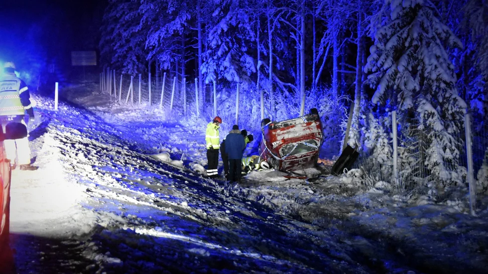 Fyra personer färdades i bilen som voltade på E4 i höjd med Strömsund under söndagskvällen.