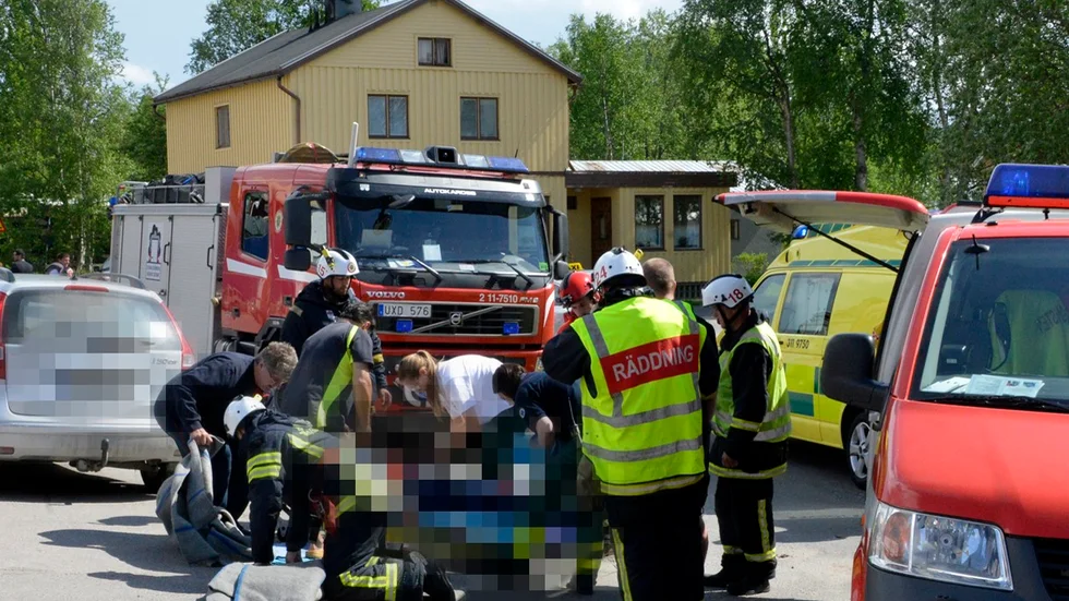 Påkörd av eget ekipage. Kvinnan fördes till vårdcentralen i Arjeplog för bedömning av skadorna.