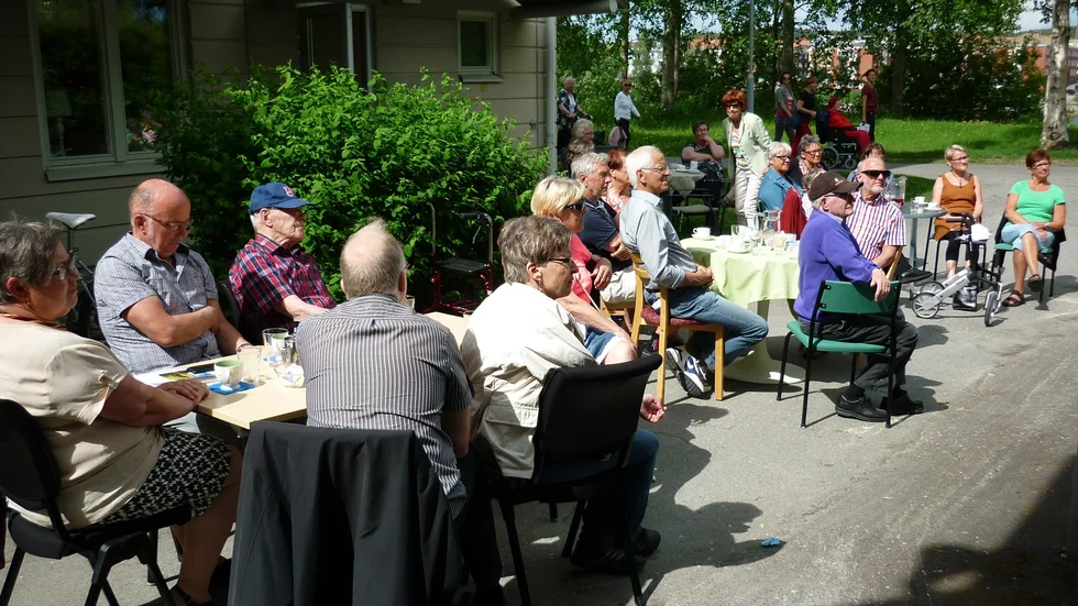 Tur med vädret. Ett 40-tal personer kom till försommarfesten.