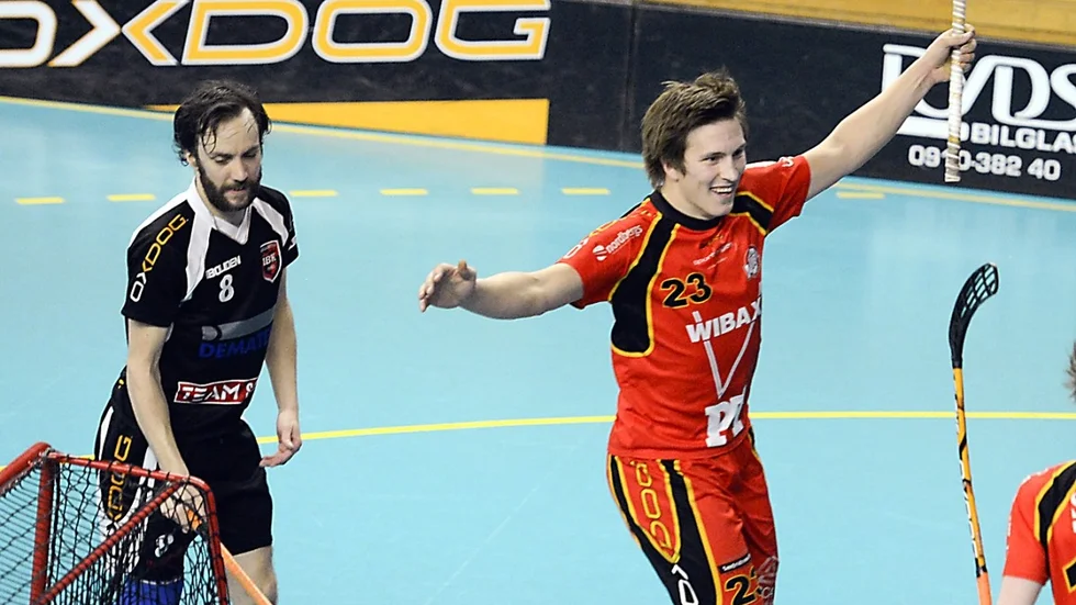 Robert Holmberg (t v) deppar när John Wirkola gör mål för Piteå Wibax, Foto: LEIF ANDERSSON