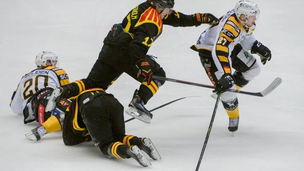 GÄVLE 20141021 Brynäs Pathrik Westerholm mot Skellefteås Martin Lundberg i tisdagens match mellan Brynäs IF och Skellefteå AIK på Gavlerinken. Foto: Bertil Ericson / TT /