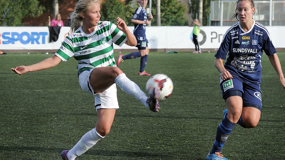 Matcghvinnare. Fanny Söderlund gjorde Moröns mål. Här i kamp med en spelare i Sundsvall.