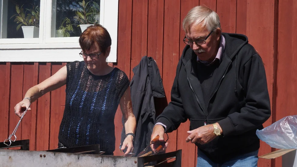 Grillkockar. Carin Carlsson och Allan Nilsson grillade hamburgare till PRO:arna.