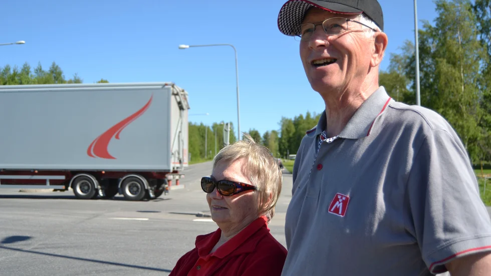 Helny och Kjell Jonsson avnjuter solen på Hedensbyn samtidigt som de räknar bilister som använder blinkers.