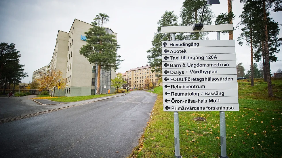 Extremt varmt. På röntgenavdelningen gick elementen för fullt under värmeböljan, vilket gjorde det ännu varmare inomhus. Det var ett fel i systemet som gjorde att värme pumpades ut.