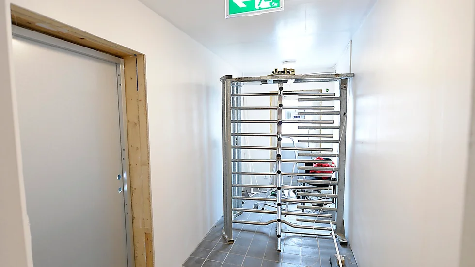 Klart. Allt ska vara på plats lagom till invigningen.