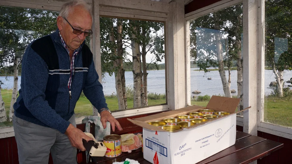Känner doften. Per-Ivar Berglund öppnar surströmmingsburkarna.