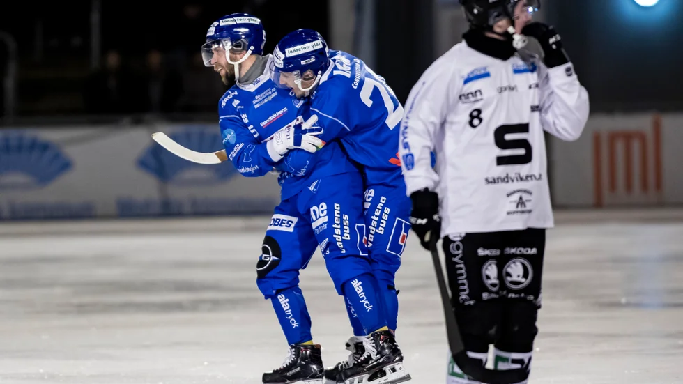 IFK firar efter Jonas Enanders 1-1-mål. Just nämnde Enander var mycket bra i mötet med Sandviken.