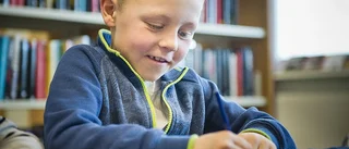 Fjädrar och pyssel på biblioteket