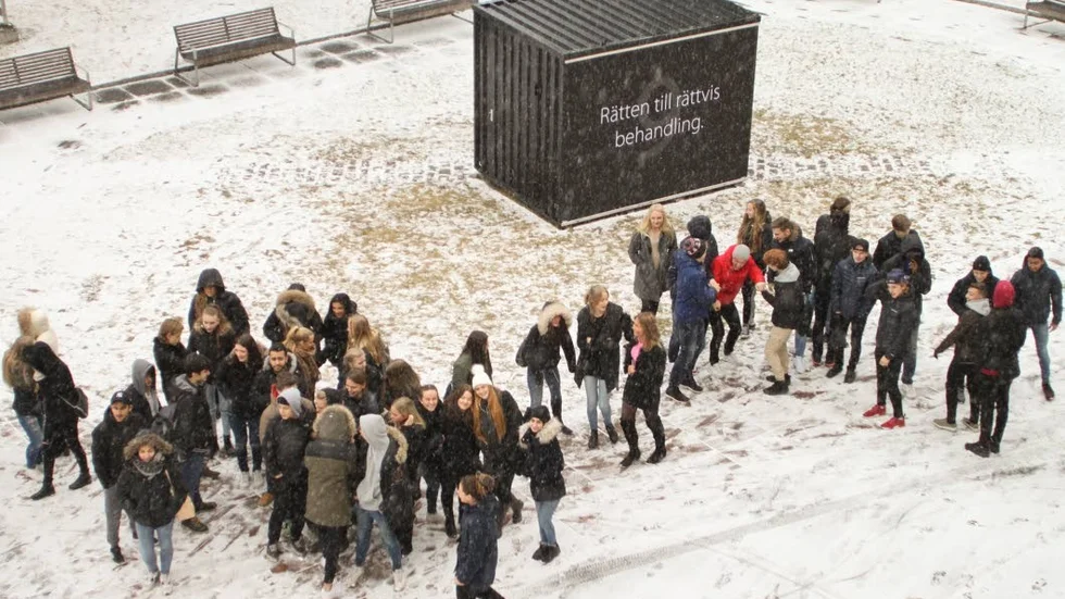 PÅ PLATS. Några av eleverna i de tre samhällsklasserna på De Geer-gymnasiet som ska fylla kuben med innehåll.