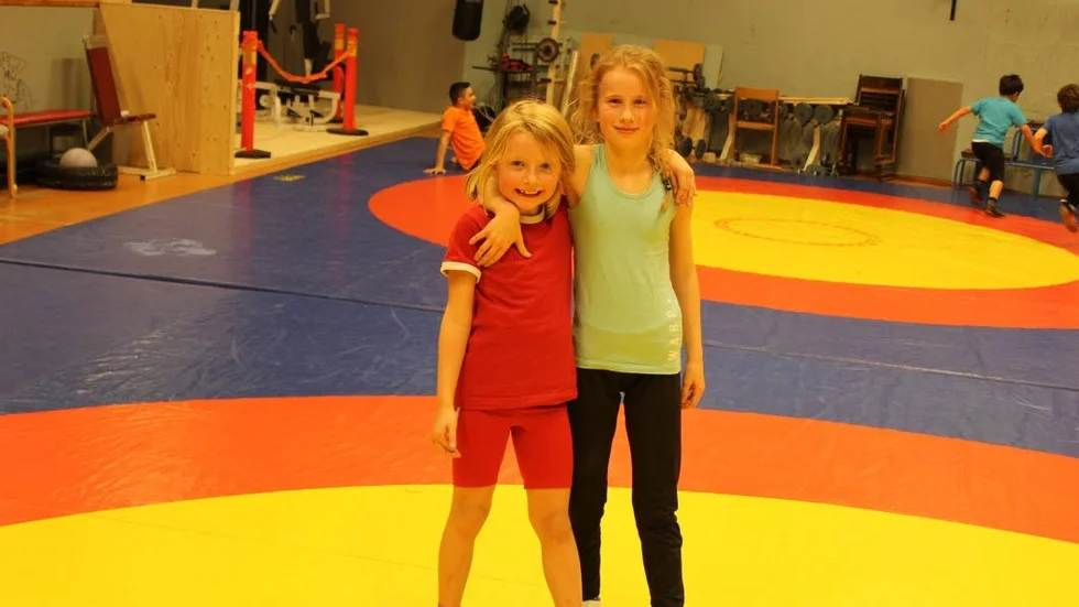 Framtidshopp på mattan. Leia Rydell och Natalie Funke deltog på tisdagskvällens träning.