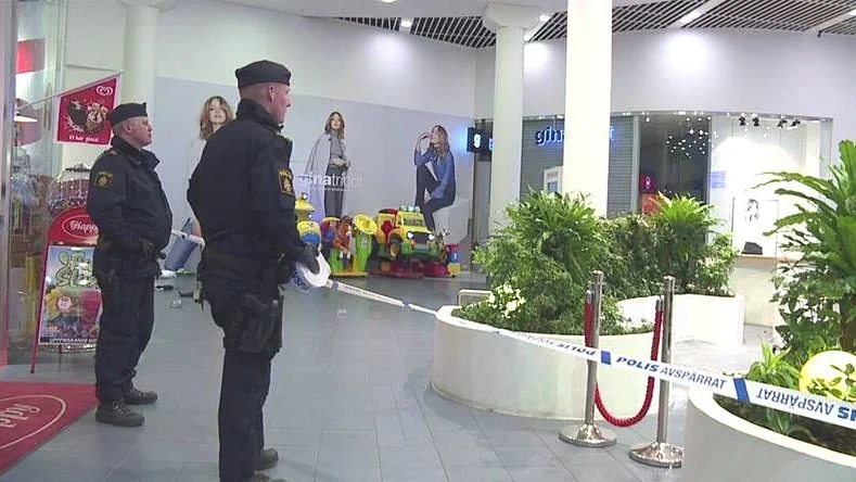 Mirum. Nu har en 20-årig man häktats på sannolika skäl misstänkt för mordförsök gällande bråket på Mirum galleria i onsdags.