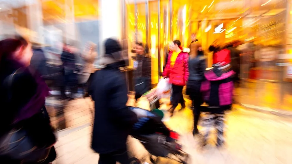 Julshopping. Kan locka många att ta smålån, som sedan växer om man inte betalar i tid...