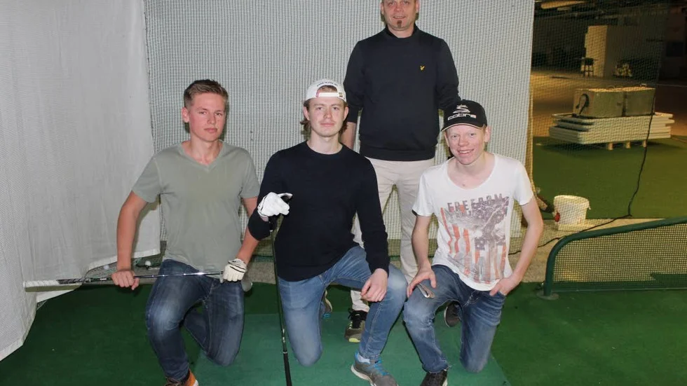 Träningspass. Finspångs golfklubbs nye tränare Christian Kjellström framför tre av klubbens juniorer inför ett nytt träningspass, från vänster Hugo Franklin, Linus Lööv och Jonatan Eriksson.