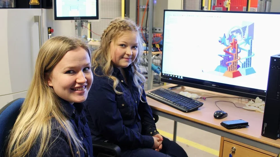 Framtidsjobb. Både Filippa Eklund och Maja Lundin på CNG, valde inriktning produktionsteknik eftersom de vet att 3D-tekniken växer inom industrin.