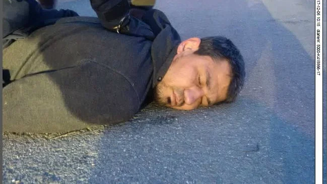 Mördare. Här griper polisen Rakhmat Akilov efter morden på Drottninggatan. Nu åtalas han för terrorbrott. Han lär få stanna länge i Sverige.