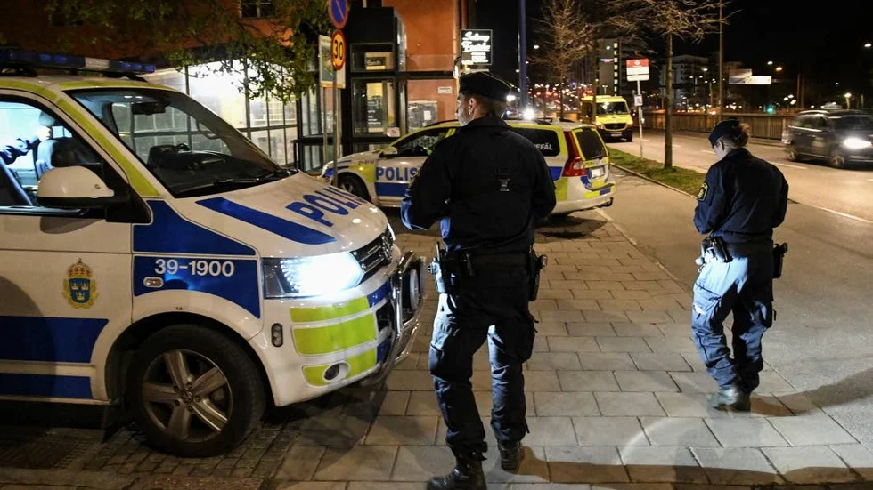 Polisen var på plats. Men hittade bara en sovande man i en av bilarna - som de inte ville väcka.