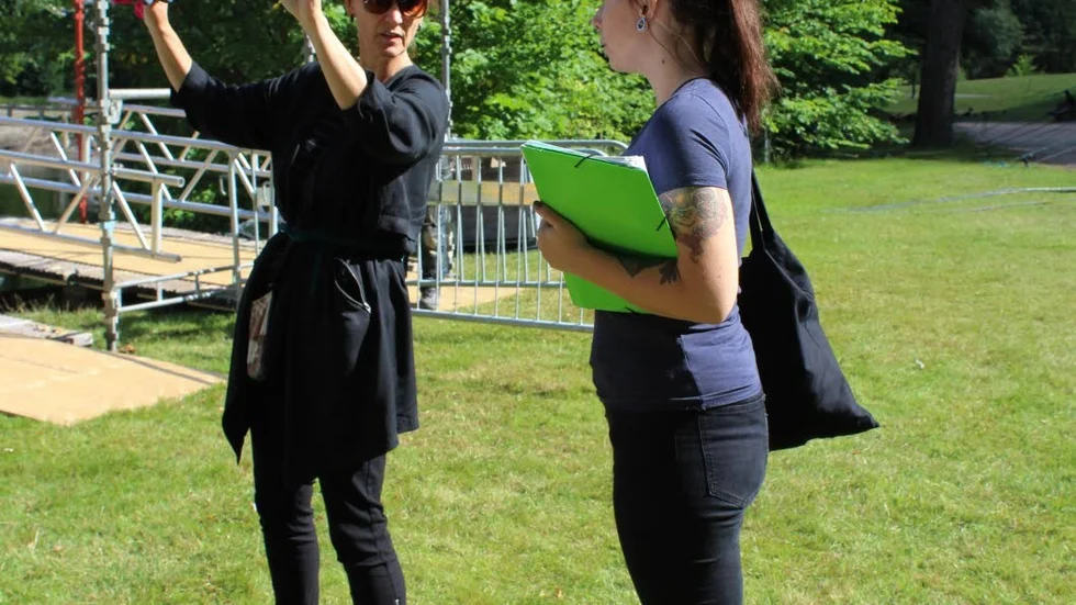 Samarbete. Projektledare Eva Lundgren Stenbom  och Jennifer Thorsell som samordnar funktionärerna diskuterar en del av arbetet som ska göras.