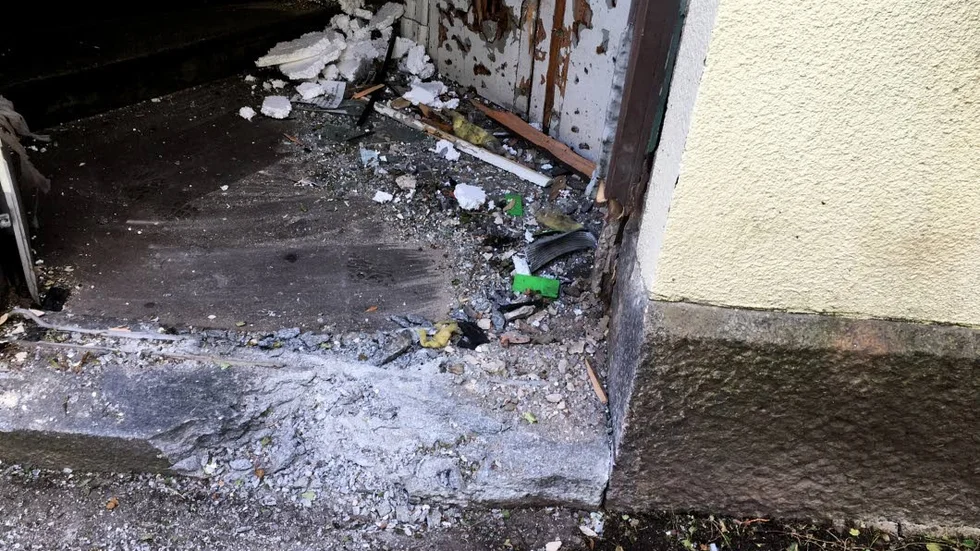 Kross. In i trapphuset vittnar krossat glas om händelsen.