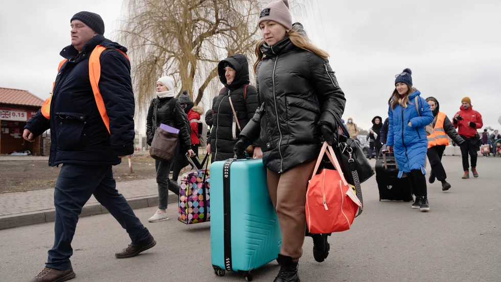 Familjer från Ukraina flyr kriget vid gränsen till Polen. "Det finns dessvärre tydliga tecken på att vi återigen ser en regering som inte förmår att planera för ett scenario där betydligt fler söker sig till Sverige och därför saknar en handlingsplan för hur detta ska hanteras", menar debattörerna.
