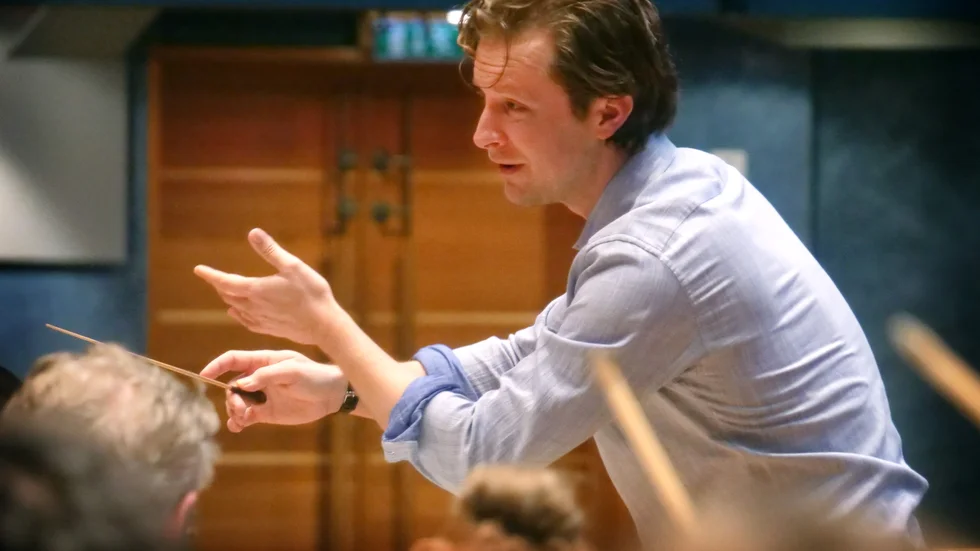 Daniel Blendulf dirigerade Norrköpings symfoniorkester i vad som troligen var sista konserten på ett tag. Bilden togs vid repetitionerna. 
