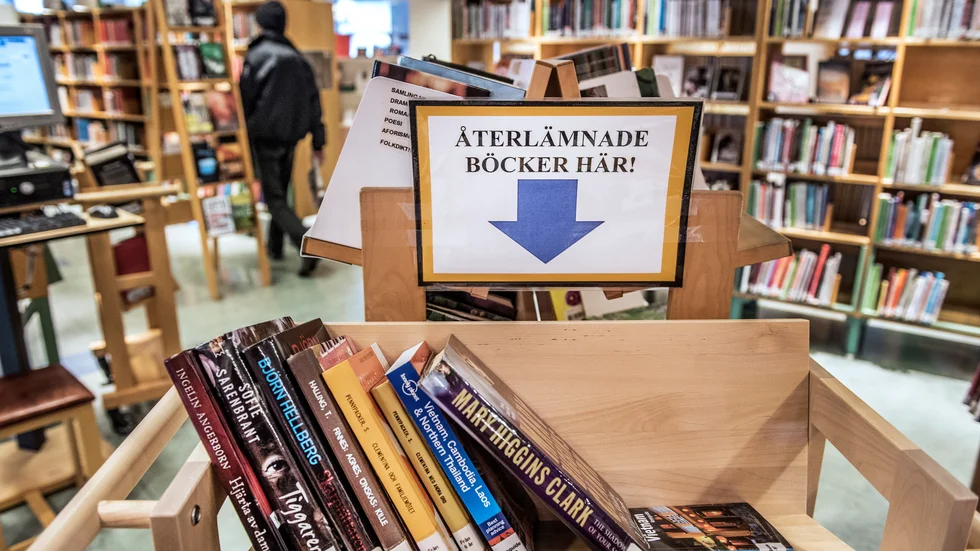 Krönikören Maria Gotfredsen letar efter ett rum där tystnaden kan ta plats, men finner den inte ens på biblioteket.